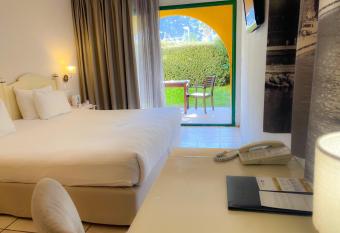 Best Western Gemenos en Provence has Balcony rooms