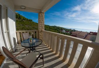 White Stone Villa has Balcony rooms