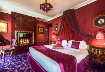 La Villa Royale has rooms with a private hot tub