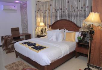 Zimbo Golden Hotel has Balcony rooms