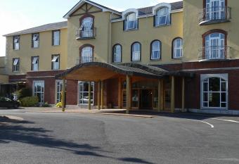 Woodlands Hotel & Leisure Centre allows 18 year olds to book a room