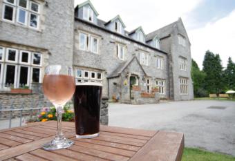 Stonecross Manor Hotel allows 18 year olds to book a room