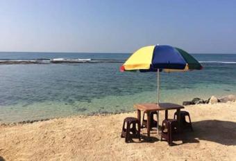 Sunset Surfing Beach Resort has Balcony rooms