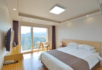 Jeju Lavender Hotel has Balcony rooms