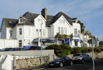 Anacapri allows 18 year olds to book a room