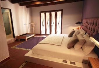 El Hotel has Balcony rooms