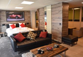 Guesthouse ROOM40 allows 18 year olds to book a room