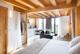 Estudios La Casa De Santa Mar  a allows 18 year olds to book a room