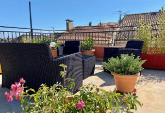 H  tel Porte de Camargue allows 18 year olds to book a room