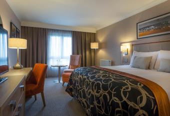 Clayton Hotel, Manchester Airport allows 18 year olds to book a room