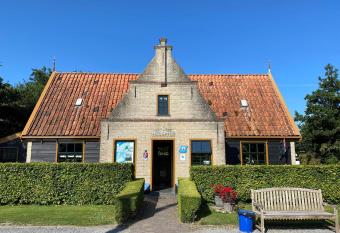 Recreatiepark Wiringherlant has Balcony rooms