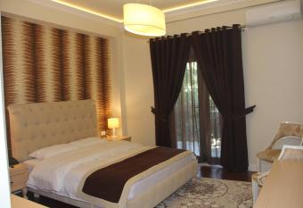 Hotel Vila Alfa has rooms with a private hot tub