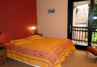 H  tel du Fort allows 18 year olds to book a room