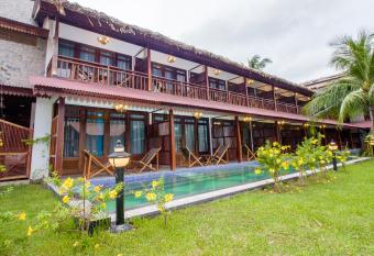 Symphony Summer Sands Beach Resort And Spa allows 18 year olds to book a room