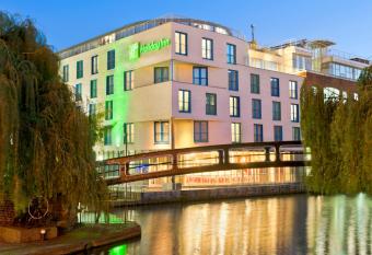 Holiday Inn London Camden Lock, an IHG Hotel has Balcony rooms