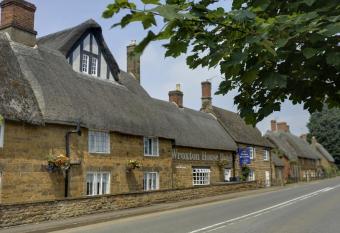 Banbury Wroxton House Hotel allows 18 year olds to book a room
