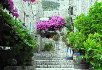House Ina Ston has Balcony rooms