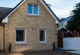 Alma Villa allows 18 year olds to book a room