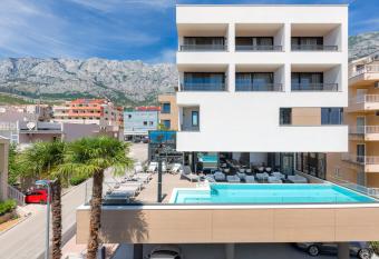 Boutique Hotel Ani - Adults Only allows 18 year olds to book a room