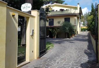 Villa Orsini has Balcony rooms