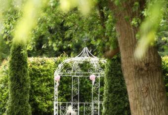 Quy Mill Hotel & Spa, Cambridge has rooms with a private hot tub