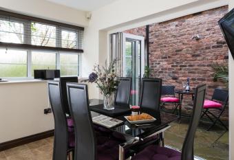 City Apartments - The Light Well has Balcony rooms