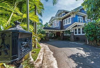 Manoa Valley Inn allows 18 year olds to book a room