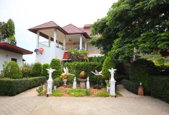 The Hillside Pranburi Resort has rooms with a private hot tub