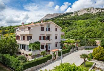 Apartments Maja and Sanja has Balcony rooms