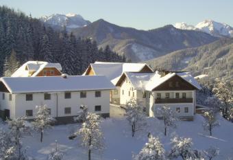 Klein Sch  ntal allows 18 year olds to book a room