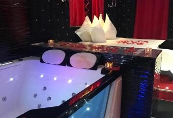 Le Cabaret Vip SPA has rooms with a private hot tub