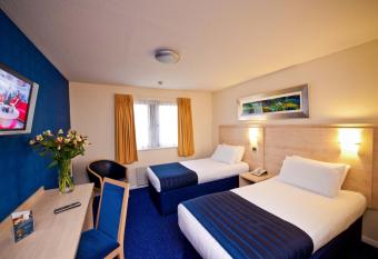 Leonardo Inn Aberdeen Airport allows 18 year olds to book a room