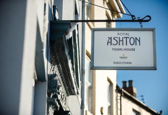 Royal Ashton Townhouse - Taunton has Balcony rooms