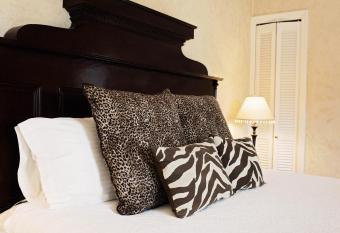 1801 First Luxury Inn has rooms with a private hot tub