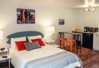 Loge Westport allows 18 year olds to book a room