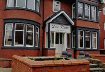 San Remo Apartments has Balcony rooms