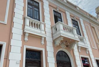 Lima House Hostel has Balcony rooms