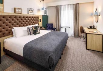 Mercure Oxford Hawkwell House Hotel allows 18 year olds to book a room