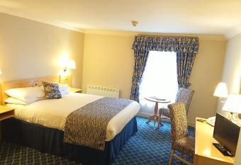 The Queens Hotel has Smoking rooms