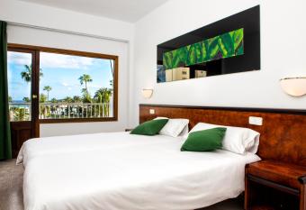 Villa Miel has Balcony rooms