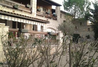 Les Lauriers Roses allows 18 year olds to book a room