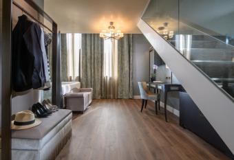 Palazzo Veneziano - Venice Collection has Balcony rooms