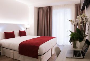 Hotel Pompaelo Plaza del Ayuntamiento & Spa allows 18 year olds to book a room