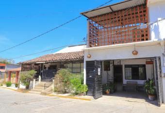 BM Zihua Casa de Hu  spedes allows 18 year olds to book a room