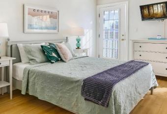 Coconut Inn Pass~a~Grille Beach has Balcony rooms