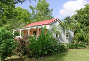 Whitsunday Cane Cutters Cottage has Balcony rooms