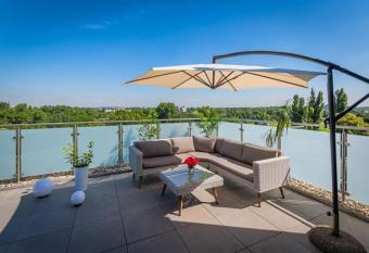 Hotel Lantier allows 18 year olds to book a room