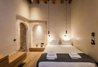 Monastery Estate Venetian Harbor has rooms with a private hot tub