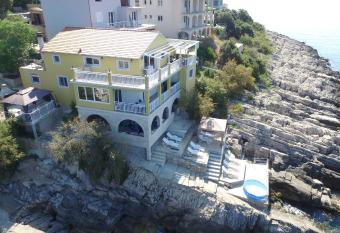 R&N Apartment has rooms with a private hot tub