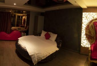 Bonita THT allows 18 year olds to book a room